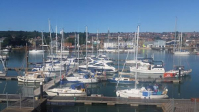 Marina flat with fab view, South Facing Balcony, Private Parking and Wifi